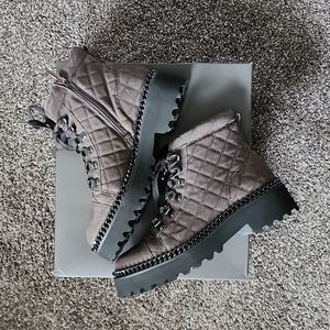 New VINCE CAMUTO Size9 Boots